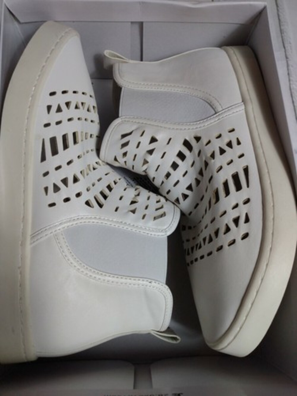 Report Arcetia Slip On Sneaker-Women's Size 9 White